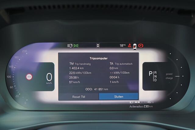 Volvo XC40 Extened Range Core 82 kWh - IntelliSafe Assist & Surround - Parkeercamera achter - Verwarmde voorstoelen, stuur & achterbank - Parkeersensoren voor & achter - Draadloze tel. lader - Warmtepomp - Extra getint glas - Inklapbare trekhaak - 19' LMV