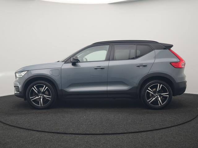 Volvo XC40 T5 Recharge R-Design PHEV 262pk Dealer O.H. | Trekhaak Af Fabriek | Camera | Alcantara Sportstoelen & Stuur Verwarmd | Keyless | Blis | Apple Carplay | Navigatie | DAB | Cruise Control | 19"L.M | Plug In Hybrid |
