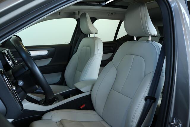 Volvo XC40 T2 Inscription | Lederen bekleding | Panoramadak | Semi Elektrische Wegklapbare Trekhaak | Elektrische wegklapbare trekhaak | Elektrische bedienbare voorstoelen | Dealeronderhouden | 1ste Eigenaar |
