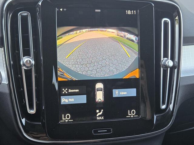 Volvo XC40 1.5 T2 Momentum / Achteruitrijcamera / Sensoren Voor en Achter / Navigatie / Apple Carplay / Android Auto / Lendensteun / Cruise Control /