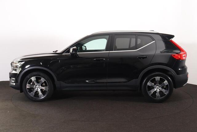 Volvo XC40 T4 Inscription - Harman/Kardon audio - Parkeercamera achter - Verwarmde voorstoelen - Parkeersensoren voor & achter - Elektr. bedienb. voorstoelen met geheugen links - Draadloze tel. lader - Cruise control - Extra getint glas - Inklapbare trekhaak - 18' L