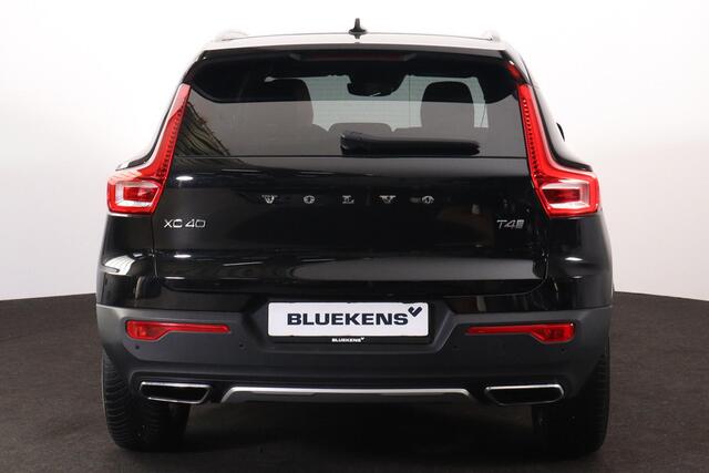 Volvo XC40 T4 Inscription - Harman/Kardon audio - Parkeercamera achter - Verwarmde voorstoelen - Parkeersensoren voor & achter - Elektr. bedienb. voorstoelen met geheugen links - Draadloze tel. lader - Cruise control - Extra getint glas - Inklapbare trekhaak - 18' L