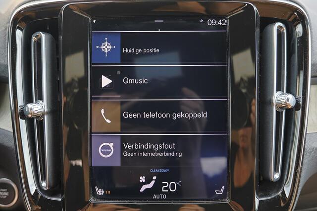 Volvo XC40 T4 Inscription - Harman/Kardon audio - Parkeercamera achter - Verwarmde voorstoelen - Parkeersensoren voor & achter - Elektr. bedienb. voorstoelen met geheugen links - Draadloze tel. lader - Cruise control - Extra getint glas - Inklapbare trekhaak - 18' L