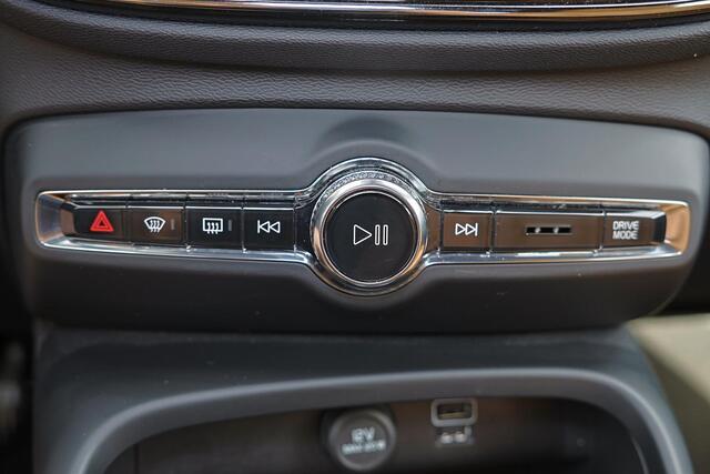 Volvo XC40 T4 Inscription - Harman/Kardon audio - Parkeercamera achter - Verwarmde voorstoelen - Parkeersensoren voor & achter - Elektr. bedienb. voorstoelen met geheugen links - Draadloze tel. lader - Cruise control - Extra getint glas - Inklapbare trekhaak - 18' L