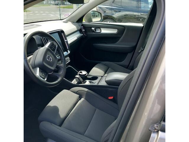 Volvo XC40 1.5 T3 Momentum | Panoramadak | Navigatie | Apple Carplay | Android Auto | Cruise Control Adaptief | BLIS | Achteruitrijcamera | Parkeersensoren