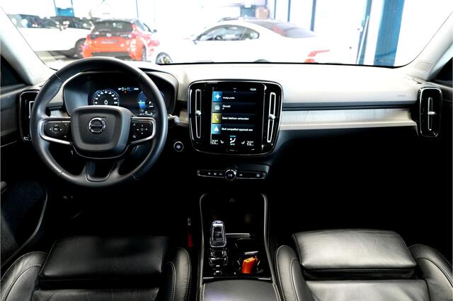 Volvo XC40 1.5 T4 Recharge 155kW/211pk DCT7 Inscription ADAPT.CRUISE + PILOT ASSIST + EL.TREKHAAK + NAPPA LEER + NAVI SENSUS + LANE ASSIST + STUUR-&STOELVERWARMING + CAMERA + STYLING PAKKET + KEYLESS ENTRY&GO + PARKSENSOREN V&A + 19" LM-VELGEN!!