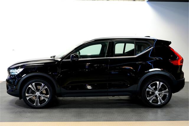 Volvo XC40 1.5 T4 Recharge 155kW/211pk DCT7 Inscription ADAPT.CRUISE + PILOT ASSIST + EL.TREKHAAK + NAPPA LEER + NAVI SENSUS + LANE ASSIST + STUUR-&STOELVERWARMING + CAMERA + STYLING PAKKET + KEYLESS ENTRY&GO + PARKSENSOREN V&A + 19" LM-VELGEN!!