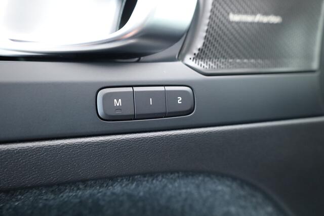 Volvo XC40 2.0 B3 Ultra Black Edition | Rijklaar! | S/K-Dak | Harman/Kardon | Bliss | Stuur-stoel+Voorruitverw. | 360*+PDC | Memory | Nav+App.Connect | Elek. Klep V