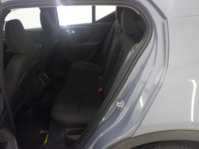 Volvo XC40 1.5 T2 Momentum Core | Parkeersensoren voor en achter | parkeercamera | Cruise control | Navigatie | Roofrails | Climate control | Regensensor |