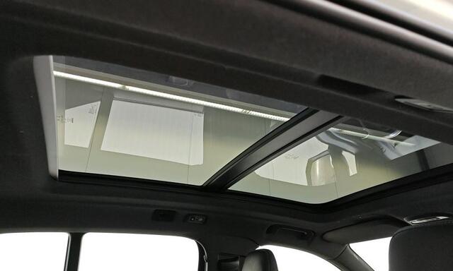 Volvo XC40 T5 Hybride R-Design / Panoramadak / Trekhaak / Pdc./ Leder / Airco-ecc./ Radio multimedia / Apk 01-2027