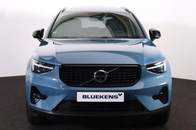 Volvo XC40 B3 Ultra Dark - Panorama/schuifdak - IntelliSafe Assist & Surround - 360º Camera - Harman/Kardon audio - Adaptieve LED koplampen - Verwarmde voorstoelen & stuur - Parkeersensoren voor & achter - Elektr. bedienb. voorstoelen met geheugen links - Draadloze 