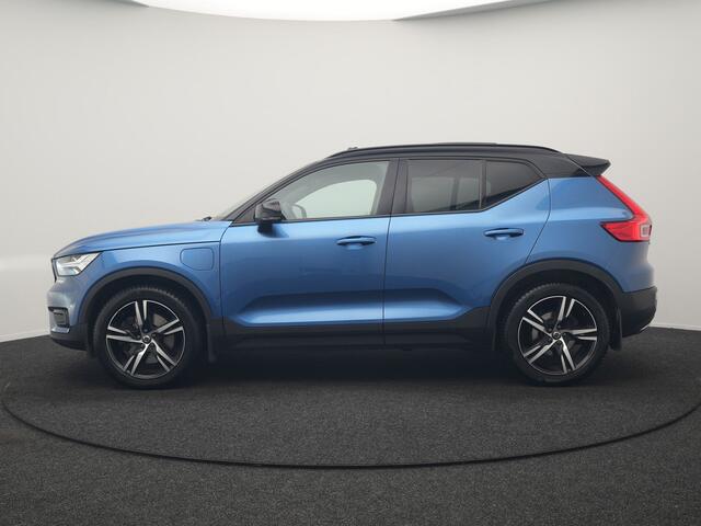 Volvo XC40 T5 Twin Engine R-Design PHEV 262pk | Trekhaak Af Fabriek | Panodak | Adaptive Cruise | 360 Camera | Harman / Kardon | Alcantara Sportstoelen Memory & Verwarmd | Apple Carplay | Stuur Verwarmd | Keyless | Blis | 19"L.M | Plug In Hybrid |