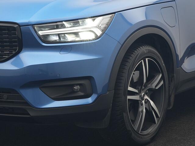 Volvo XC40 T5 Twin Engine R-Design PHEV 262pk | Trekhaak Af Fabriek | Panodak | Adaptive Cruise | 360 Camera | Harman / Kardon | Alcantara Sportstoelen Memory & Verwarmd | Apple Carplay | Stuur Verwarmd | Keyless | Blis | 19"L.M | Plug In Hybrid |