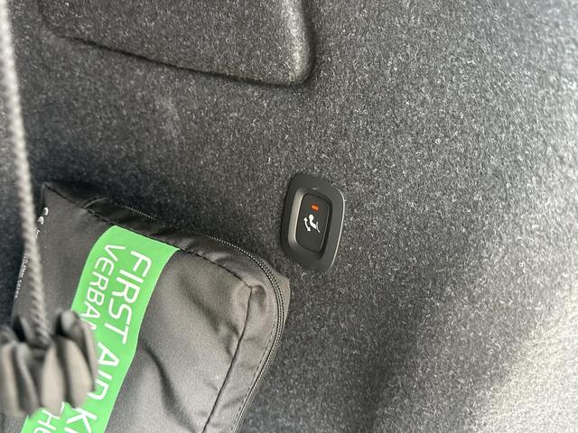 Volvo XC40 1.5 T4 Plug-in hybrid Core Bright BOMVOL! | STOEL + STUURVERWARMING |ELEK. TREKHAAK | KEYLESS | DODEHOEK | ADAP. CRUISE | CAMERA | ELEK. ACHTERKLEP | DRAADLOZE TEL LADER | RIJKLAAR! MET 12 MND BOVAG GARANTIE | DEALER ONDERHOUDEN