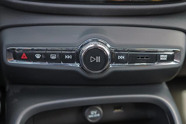 Volvo XC40 T5 AWD R-Design Intro Edition - Panorama/schuifdak - Harman/Kardon audio - Parkeercamera achter - Verwarmde voorstoelen, stuur & achterbank - Parkeersensoren voor & achter - Cruise control - Extra getint glas - Standkachel - 20' LMV