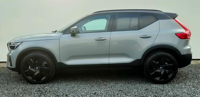Volvo XC40 2.0 B3 Ultra Black Edition Model jaar 2026 - Panorama dak - R980 interieur - 20"Licht metaal - Alarm - 360 Camera - Two tone zwart dak en spiegelkappen - Privacy glas