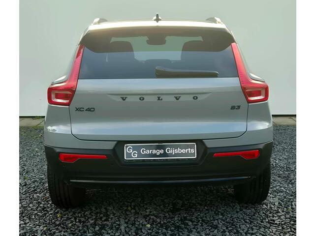 Volvo XC40 2.0 B3 Ultra Black Edition Model jaar 2026 - Panorama dak - R980 interieur - 20"Licht metaal - Alarm - 360 Camera - Two tone zwart dak en spiegelkappen - Privacy glas