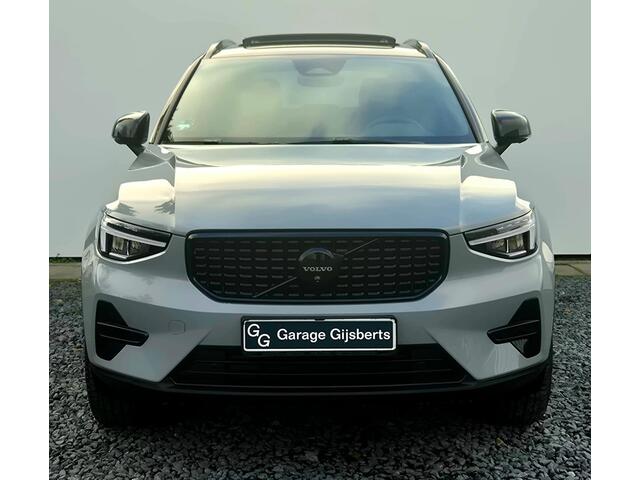 Volvo XC40 2.0 B3 Ultra Black Edition Model jaar 2026 - Panorama dak - R980 interieur - 20"Licht metaal - Alarm - 360 Camera - Two tone zwart dak en spiegelkappen - Privacy glas