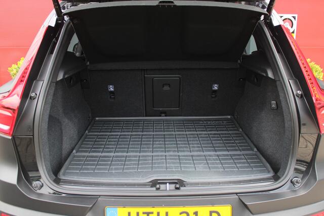 Volvo XC40 2.0 B4 197PK PLUS BLACK EDITION PANORAMISCH SCHUIF/KANTELDAK | LIGHTING PACK - MATRIX LED KOPLAMPEN MET REINIGINGSINSTALLATIE EN MISTLAMPEN | PREMIUM AUDIO BY HARMAN KARDON | APPLE CARPLAY/ANDROID AUTO | DRAADLOZE TELEFOONLADER | LICHTMETALEN VELGEN 20'' 