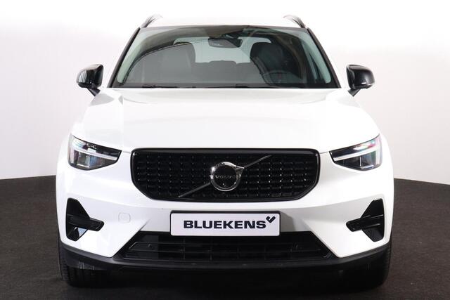 Volvo XC40 B3 Plus Dark - IntelliSafe Assist & Surround - 360º Camera - Harman/Kardon audio - Verwarmde voorstoelen & stuur - Parkeersensoren voor & achter - Elektr. bedienb. voorstoelen met geheugen links - Draadloze tel. lader - Standkachel - Extra getint glas - 1