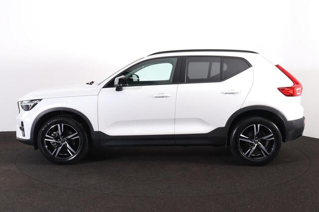 Volvo XC40 B3 Plus Dark - IntelliSafe Assist & Surround - 360º Camera - Harman/Kardon audio - Verwarmde voorstoelen & stuur - Parkeersensoren voor & achter - Elektr. bedienb. voorstoelen met geheugen links - Draadloze tel. lader - Standkachel - Extra getint glas - 1