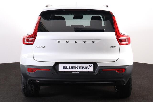 Volvo XC40 B3 Plus Dark - IntelliSafe Assist & Surround - 360º Camera - Harman/Kardon audio - Verwarmde voorstoelen & stuur - Parkeersensoren voor & achter - Elektr. bedienb. voorstoelen met geheugen links - Draadloze tel. lader - Standkachel - Extra getint glas - 1