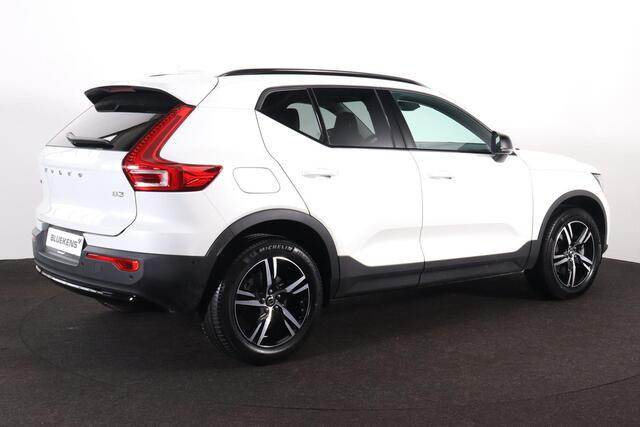 Volvo XC40 B3 Plus Dark - IntelliSafe Assist & Surround - 360º Camera - Harman/Kardon audio - Verwarmde voorstoelen & stuur - Parkeersensoren voor & achter - Elektr. bedienb. voorstoelen met geheugen links - Draadloze tel. lader - Standkachel - Extra getint glas - 1