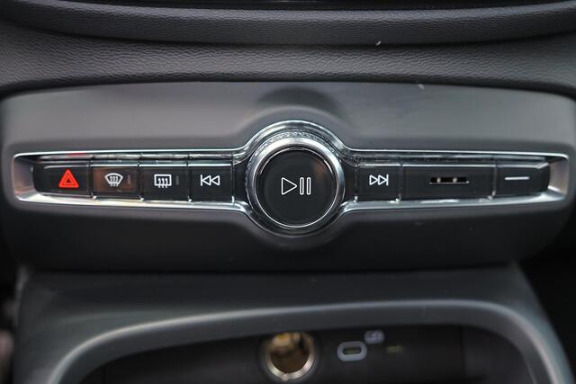 Volvo XC40 B3 Plus Dark - IntelliSafe Assist & Surround - 360º Camera - Harman/Kardon audio - Verwarmde voorstoelen & stuur - Parkeersensoren voor & achter - Elektr. bedienb. voorstoelen met geheugen links - Draadloze tel. lader - Standkachel - Extra getint glas - 1