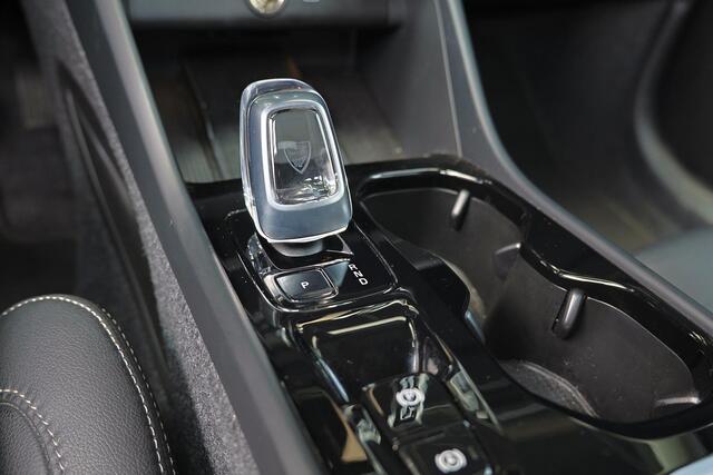 Volvo XC40 B3 Plus Dark - IntelliSafe Assist & Surround - 360º Camera - Harman/Kardon audio - Verwarmde voorstoelen & stuur - Parkeersensoren voor & achter - Elektr. bedienb. voorstoelen met geheugen links - Draadloze tel. lader - Standkachel - Extra getint glas - 1