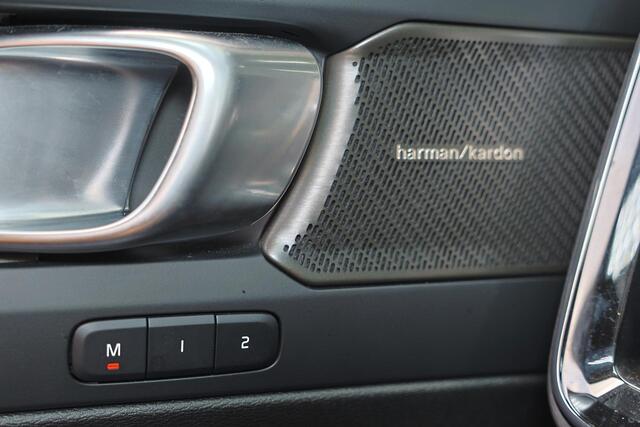 Volvo XC40 B3 Plus Dark - IntelliSafe Assist & Surround - 360º Camera - Harman/Kardon audio - Verwarmde voorstoelen & stuur - Parkeersensoren voor & achter - Elektr. bedienb. voorstoelen met geheugen links - Draadloze tel. lader - Standkachel - Extra getint glas - 1