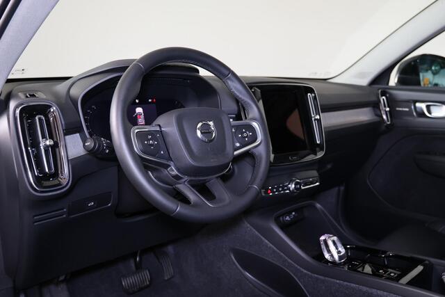 Volvo XC40 B3 Plus Dark - IntelliSafe Assist & Surround - 360º Camera - Harman/Kardon audio - Verwarmde voorstoelen & stuur - Parkeersensoren voor & achter - Elektr. bedienb. voorstoelen met geheugen links - Draadloze tel. lader - Standkachel - Extra getint glas - 1