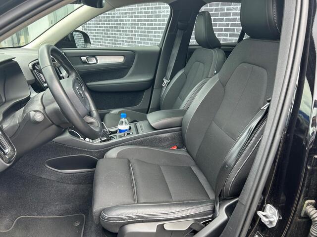 Volvo XC40 1.5 T3 Momentum Pro | Trekhaak | Panoramadak | Achteruitrijcamera | Parkeersensoren | Navigatie | Apple Carplay | Android Auto | Stoelverwarming | Climate Control