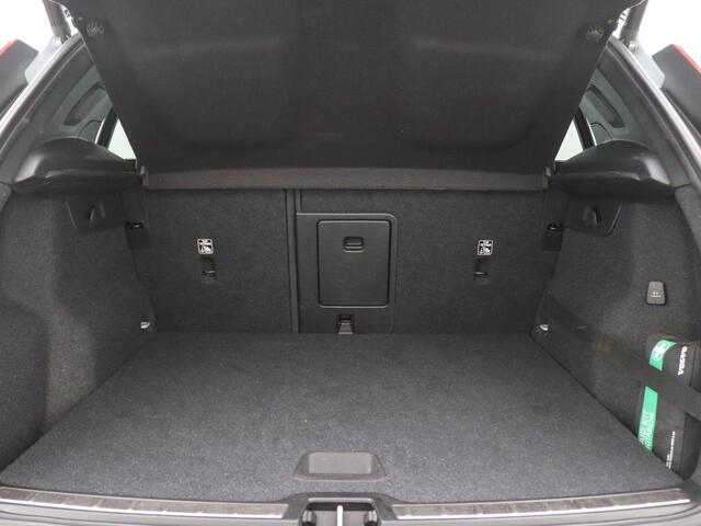Volvo XC40 1.5 T5 Recharge R-Design 262PK Aut. Trekhaak, Achteruitrijcamera, Stoel en Achterbankverwarming, Navi, 19" LM Velgen, Adaptieve Cruise Control