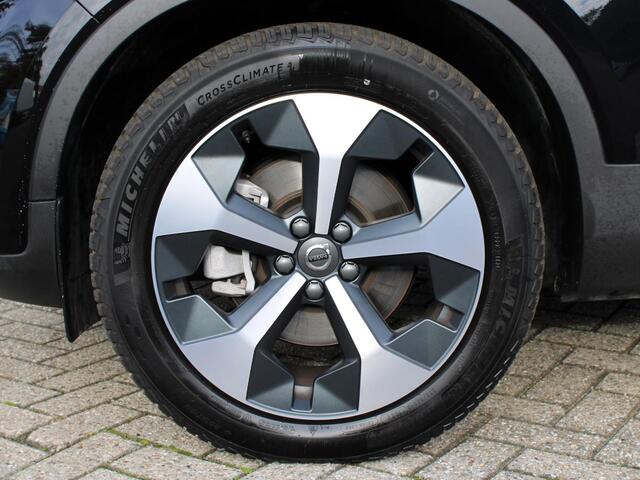 Volvo XC40 2.0 B4 Plus Dark Automaat / Trekhaak / All-seasonbanden / 19" velgen / Verwarmd voorruit