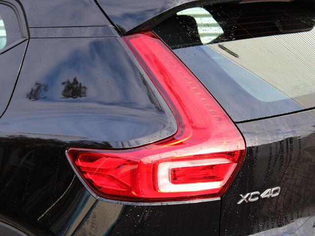 Volvo XC40 2.0 B4 Plus Dark Automaat / Trekhaak / All-seasonbanden / 19" velgen / Verwarmd voorruit