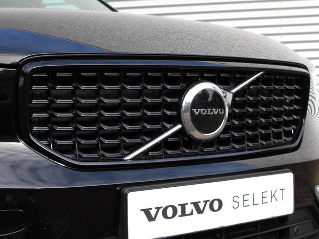 Volvo XC40 2.0 B4 Plus Dark Automaat / Trekhaak / All-seasonbanden / 19" velgen / Verwarmd voorruit