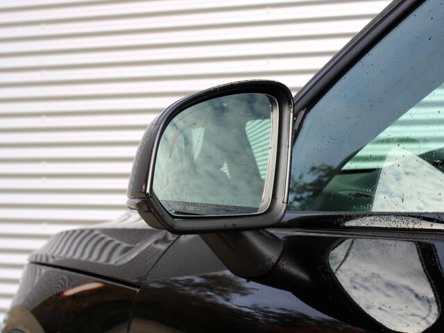 Volvo XC40 2.0 B4 Plus Dark Automaat / Trekhaak / All-seasonbanden / 19" velgen / Verwarmd voorruit