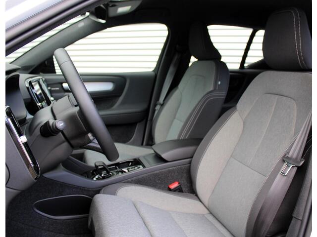 Volvo XC40 2.0 B4 Plus Dark Automaat / Trekhaak / All-seasonbanden / 19" velgen / Verwarmd voorruit