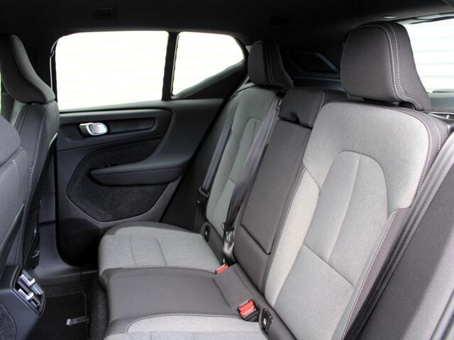 Volvo XC40 2.0 B4 Plus Dark Automaat / Trekhaak / All-seasonbanden / 19" velgen / Verwarmd voorruit