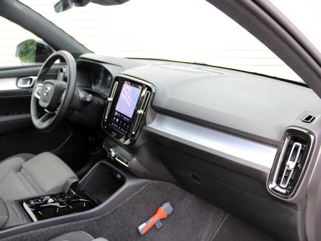 Volvo XC40 2.0 B4 Plus Dark Automaat / Trekhaak / All-seasonbanden / 19" velgen / Verwarmd voorruit