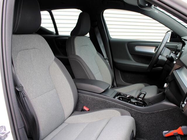 Volvo XC40 2.0 B4 Plus Dark Automaat / Trekhaak / All-seasonbanden / 19" velgen / Verwarmd voorruit