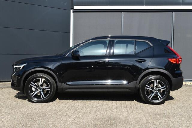 Volvo XC40 B4 Plus Dark | Trekhaak | Verwarmbare voorstoelen en stuurwiel | Premium audio by Harman Kardon | Apple carplay/Android auto | Verwarmbare voorruit