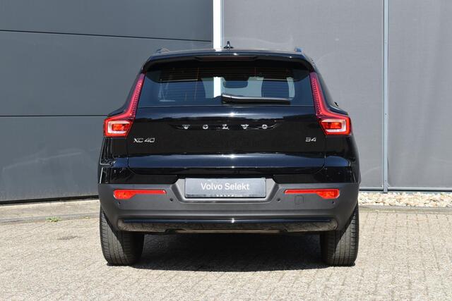 Volvo XC40 B4 Plus Dark | Trekhaak | Verwarmbare voorstoelen en stuurwiel | Premium audio by Harman Kardon | Apple carplay/Android auto | Verwarmbare voorruit