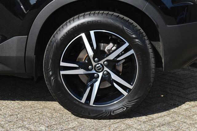 Volvo XC40 B4 Plus Dark | Trekhaak | Verwarmbare voorstoelen en stuurwiel | Premium audio by Harman Kardon | Apple carplay/Android auto | Verwarmbare voorruit