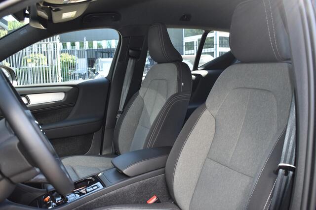 Volvo XC40 B4 Automaat Plus Dark | Premium Audio by Harman Kardon | Semi Electrische Trekhaak | Adaptieve Cruise Control | BLIS | Elektrisch verstelbare Voorstoelen | Stoel-/Stuurwiel verwarming | 19 Inch Lichtmetalen Velgen |