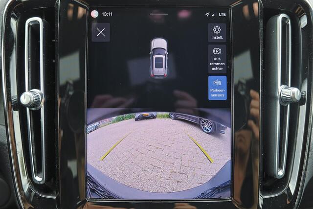 Volvo XC40 Recharge Plus 70 kWh - IntelliSafe Assist & Surround - Parkeercamera achter - Verwarmde voorstoelen & stuur - Parkeersensoren voor & achter - Draadloze tel. lader - Warmtepomp - 20' LMV