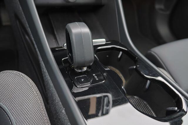 Volvo XC40 Recharge Plus 70 kWh - IntelliSafe Assist & Surround - Parkeercamera achter - Verwarmde voorstoelen & stuur - Parkeersensoren voor & achter - Draadloze tel. lader - Warmtepomp - 20' LMV