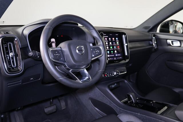 Volvo XC40 Recharge Plus 70 kWh - IntelliSafe Assist & Surround - Parkeercamera achter - Verwarmde voorstoelen & stuur - Parkeersensoren voor & achter - Draadloze tel. lader - Warmtepomp - 20' LMV