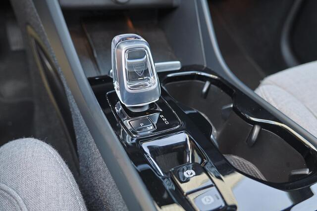 Volvo XC40 T5 Recharge Ultimate Dark - IntelliSafe Assist & Surround - 360º Camera - Harman/Kardon audio - Verwarmde voorstoelen & stuur - Parkeersensoren voor & achter - Elektr. bedienb. voorstoelen met geheugen links - Draadloze tel. lader - Extra getint glas - 19