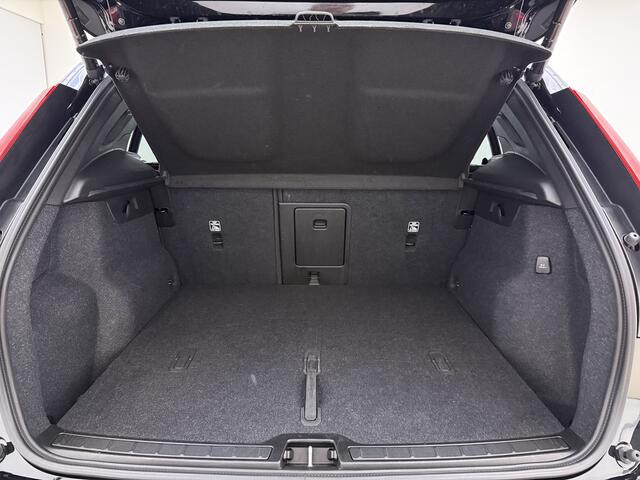 Volvo XC40 B3 177pk Plus Black Edition / Harman Kardon audio / Lighting / Elektrische stoelen met geheugen /